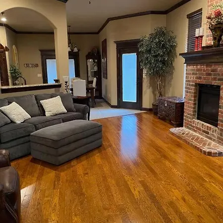 Oxford House - Pet Loving, Fenced, Garage, Near I-35, Uco, Ocu, Lazy E, Okc With 3 Comfortable Beds!